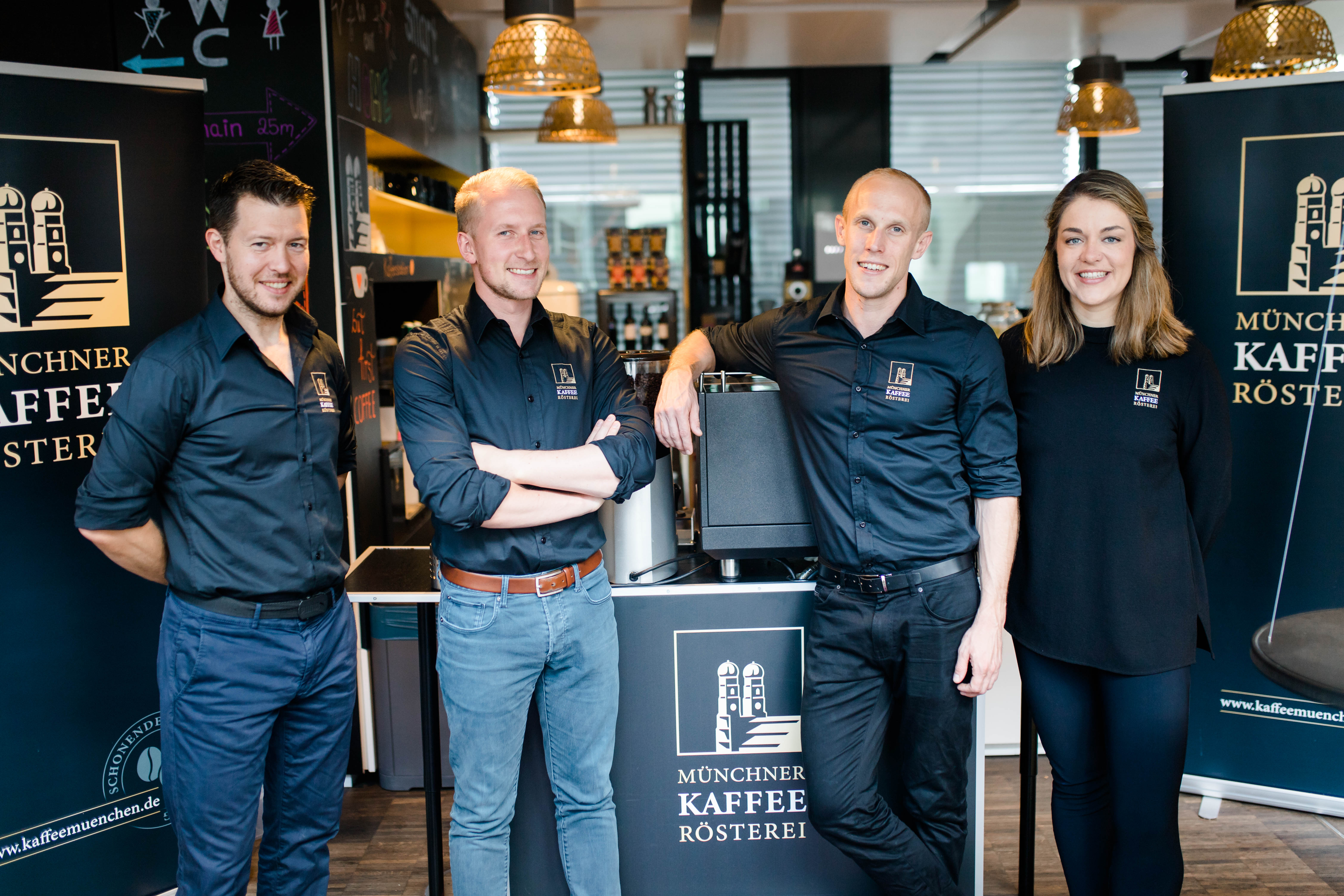 Das Gründerteam der Münchner Kaffeerösterei: Michael Stransky, Steven Mc Auley, Benjamin Gröschel und Viktoria Hentzschel (von links nach rechts; Foto: Walter Weber)